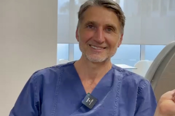 Dr. med. Edouard Manassa - Alltag eines Plastischen Chirurgen